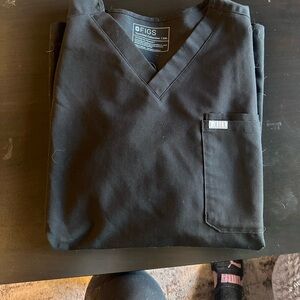 Men’s figs top